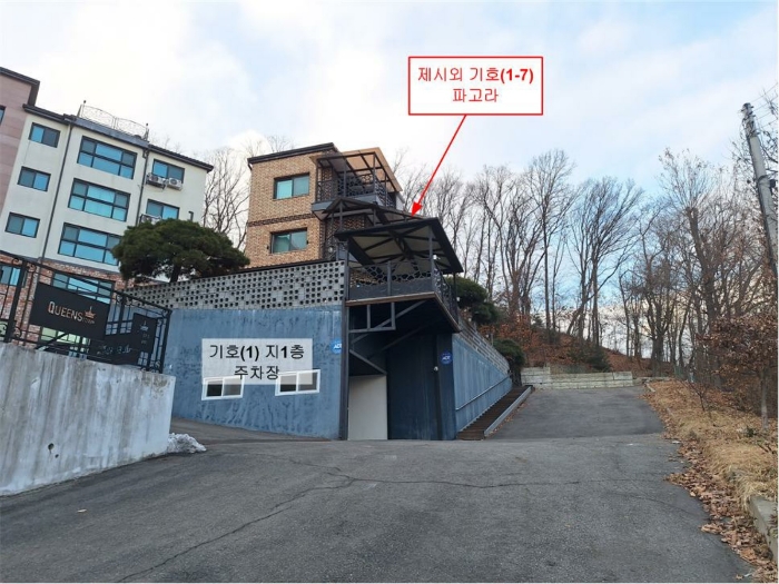 본건 및 진출입로 전경 - 남동측 인근에서 촬영