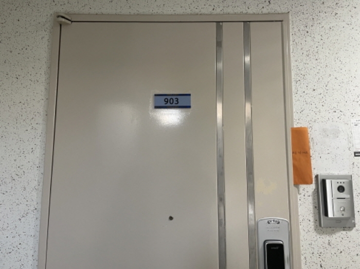 903호 출입문