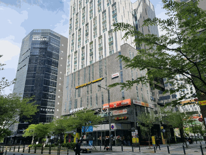 본건 남동측에서 촬영