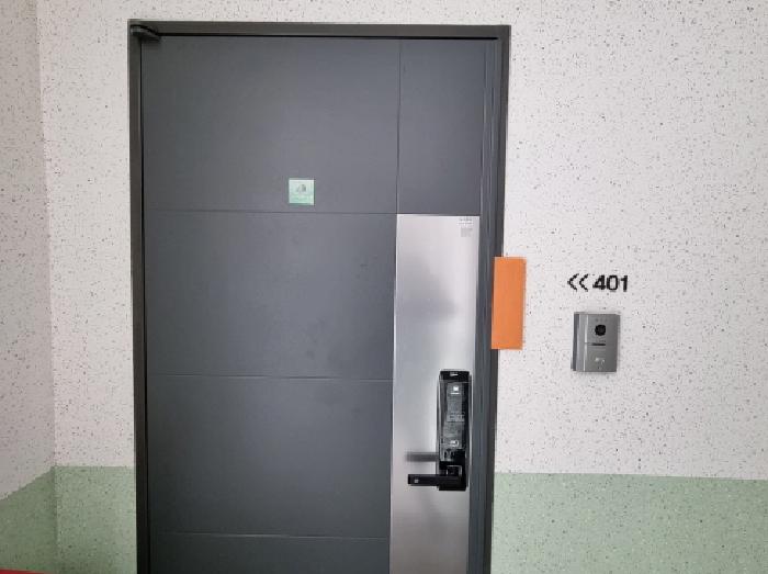 401호 출입문