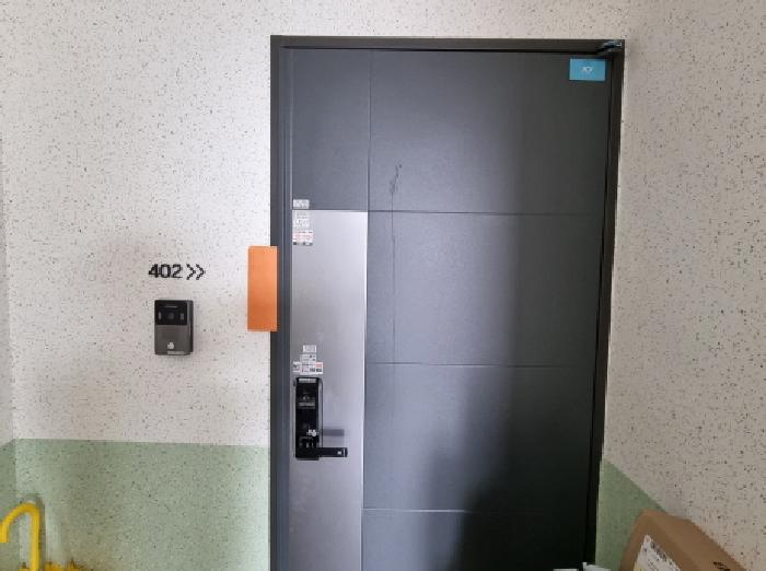 402호 출입문