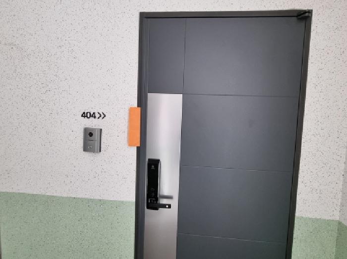 404호 출입문