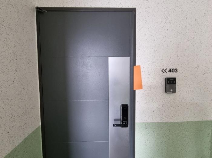 403호 출입문