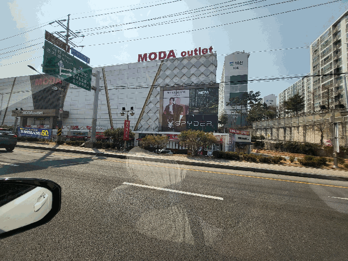 주위 환경(본건 북동측 경충대로에서 촬영)