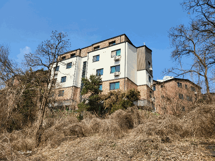 본건 전경과 주위 환경(남동측에서 촬영)