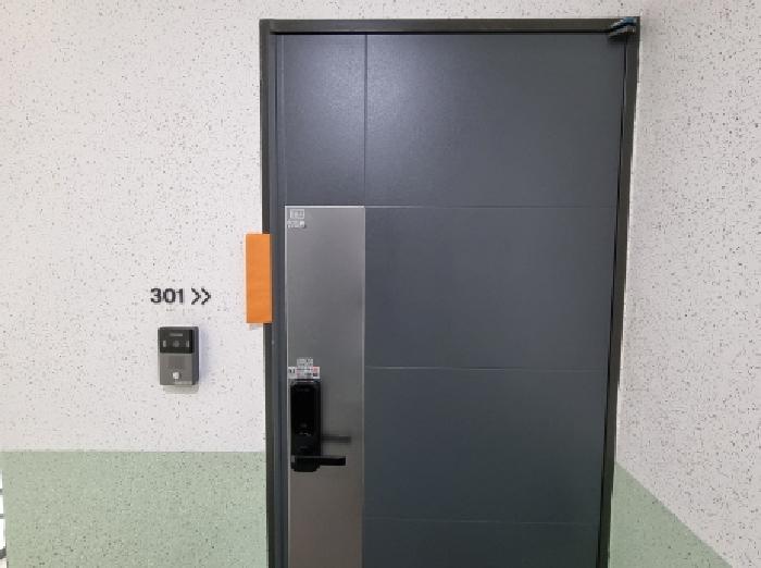 301호 출입문