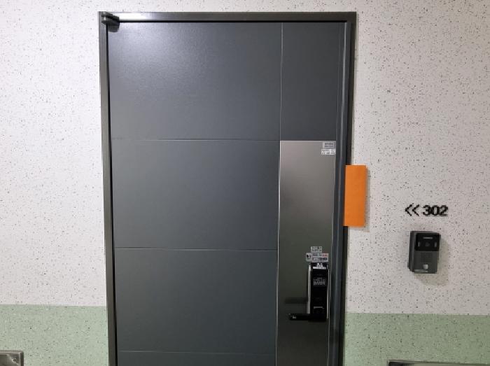302호 출입문