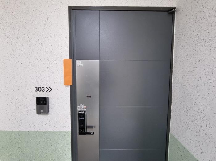 303호 출입문