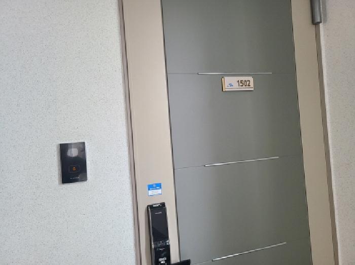 1502호 출입문