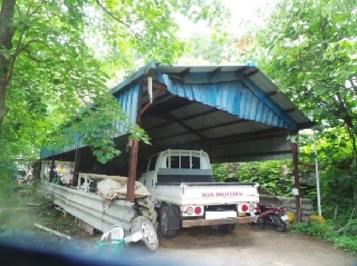 사진22번 [목록번호1번 부동산 일부 지상에 걸쳐 있는 것으로 목측되는 제시외 건물 전경] 