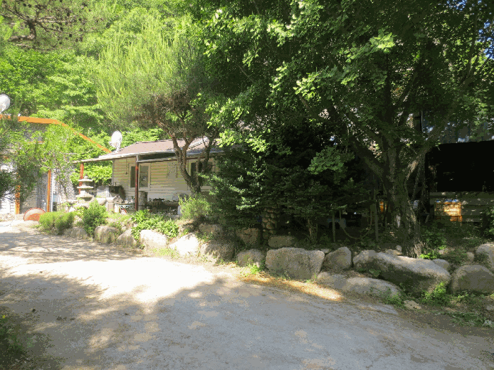 기호 1 토지 하단 경계부근의 제시외건물