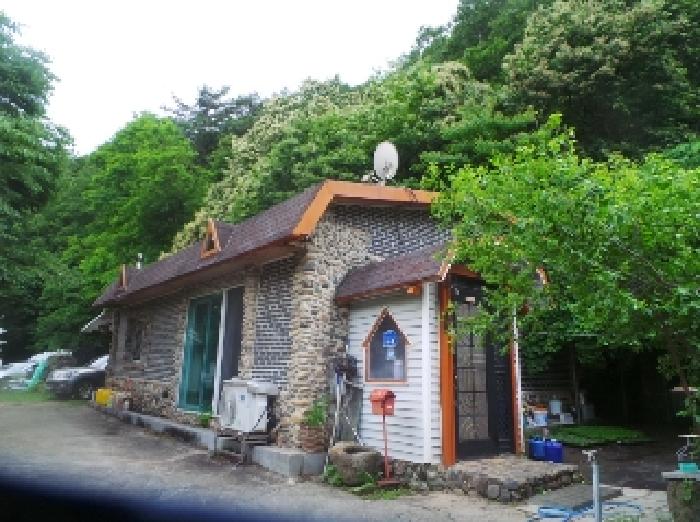 사진20번 [목록번호1번 부동산 일부 지상에 걸쳐 있는 것으로 목측되는 제시외 건물 전경] 