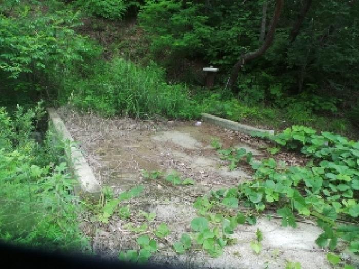 사진27번 [목록번호1번 부동산 일부 지상에 걸쳐 있는 것으로 목측되는 제시외 다리 전경] 