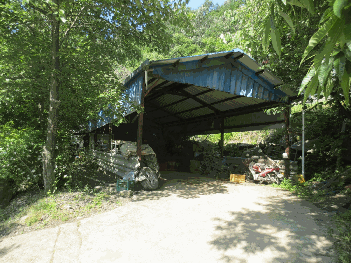 기호 1 토지 하단 경계부근의 제시외건물