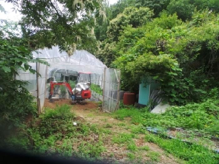 사진25번 [목록번호1번 부동산 일부 지상에 걸쳐 있는 것으로 목측되는 제시외 하우스 전경]