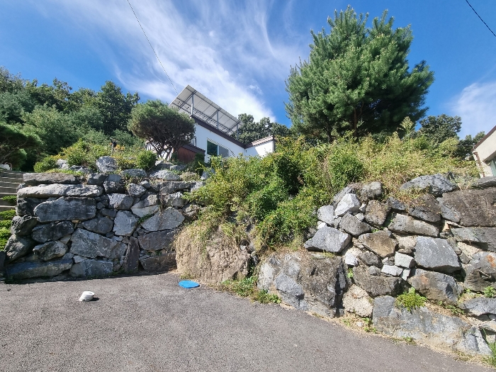 동측 진입로 부