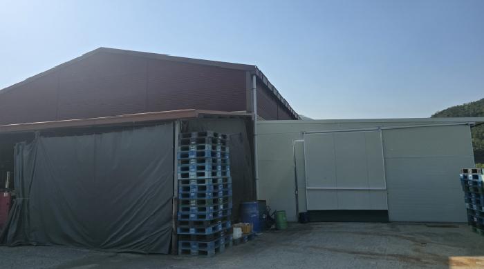 경북 칠곡군 동명면 송산리 655, 653-6,654-2.(백송로 631)지상공장의 제시외 창고동의 전경