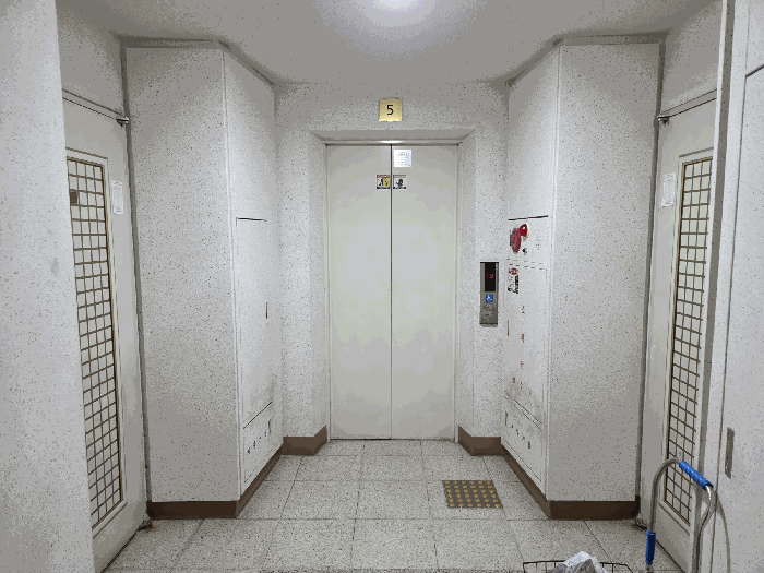 [공동현관(5층)]