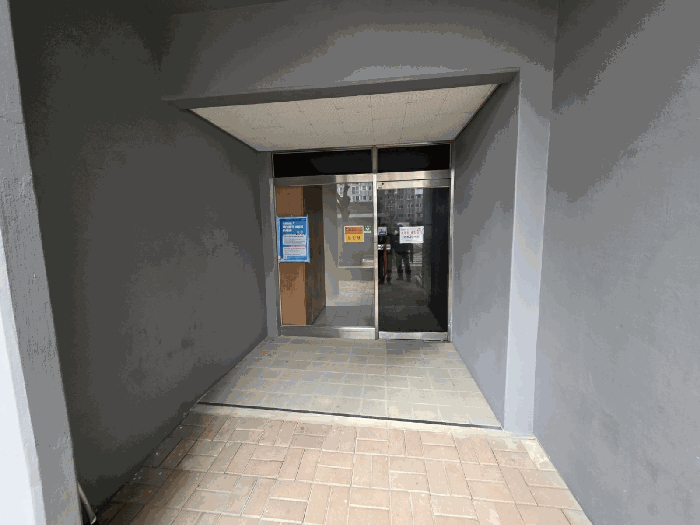 본건 1층 노인정 출입구