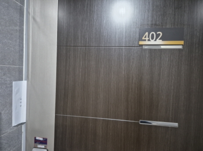 402호 출입문