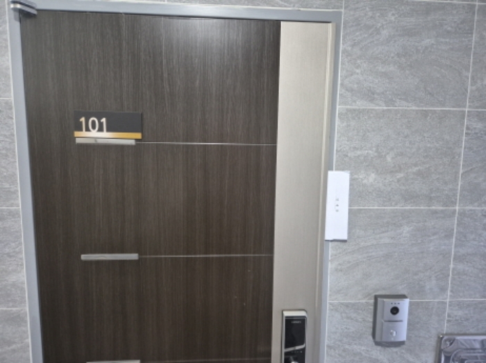 101호 출입문