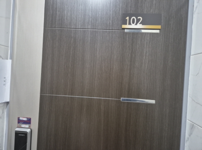 102호 출입문