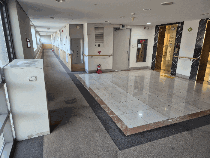 8층 복도에서 촬영