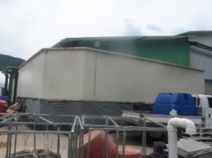 기호 4번과 일체형으로 사용중인 제시외 조립식판넬조 판넬지붕 창고