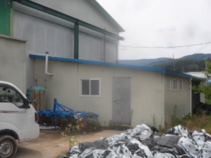 기호 4번과 일체형으로 사용중인 제시외 조립식판넬조 판넬지붕 창고