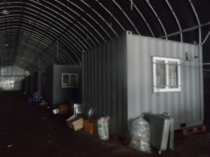 기호 1번 지상에 소재하는 것으로 보이는 대형비닐하우스 내부에 소재하고 있는 이동가능한 컨테이너