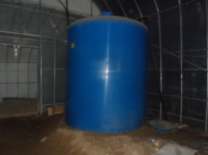 기호 1번 지상에 소재하는 것으로 보이는 대형비닐하우스 내부에 소재하고 있는 플라스틱저수조