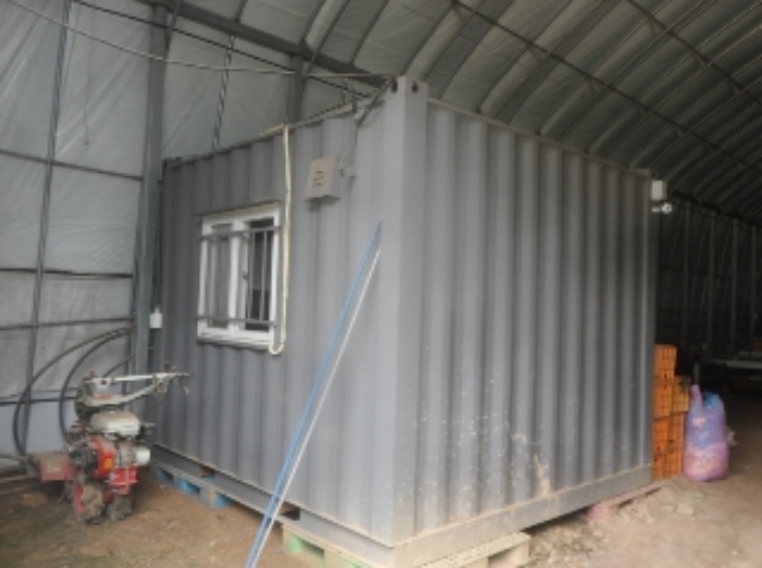 기호 1번 지상에 소재하는 것으로 보이는 대형비닐하우스 내부에 소재하고 있는 이동가능한 컨테이너