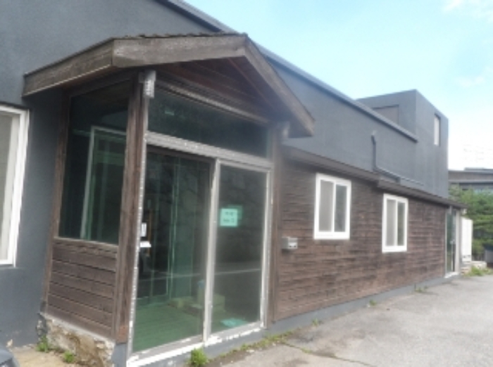 기호 2번과 일체형으로 사용중인 제시외 목조 아스팔트슁글지붕 발코니시설