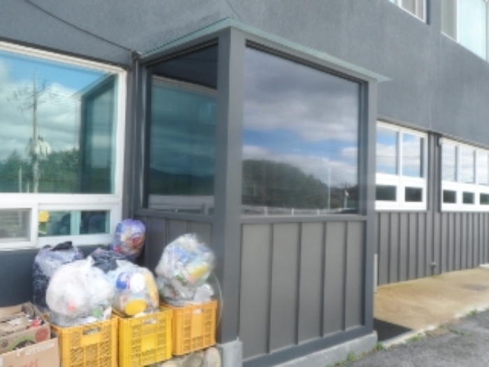 기호 2번과 일체형으로 사용중인 제시외 샷시조 비가림시설