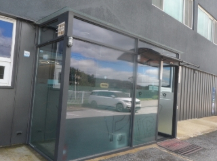 기호 2번과 일체형으로 사용중인 제시외 샷시조 비가림시설