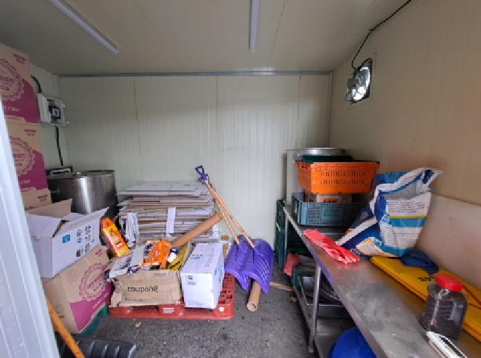 목록 5 지하1층 앞 북쪽부분 제시외 조립식 창고 내부