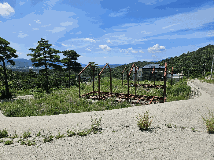 [ 일련번호 9) 전경 및 제시외 건물 ]
