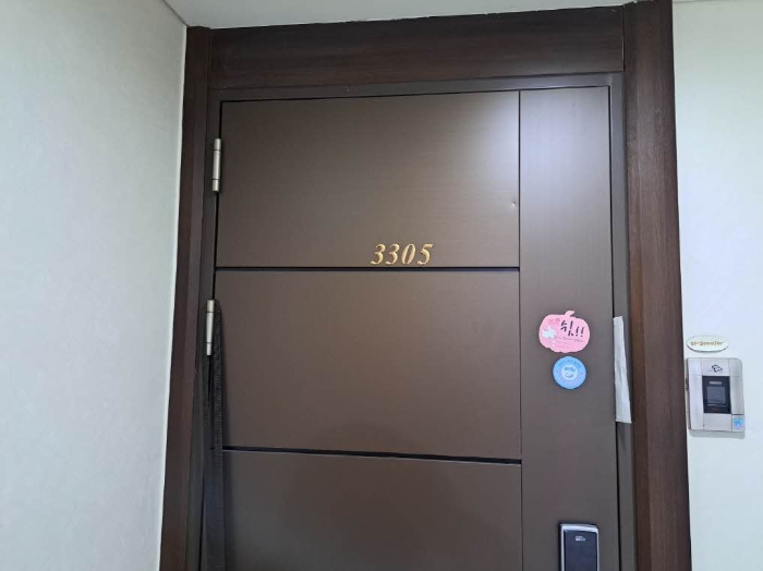 본건 3305호 현관문