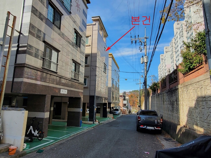 본건 및 주위전경(남동측에서 촬영)