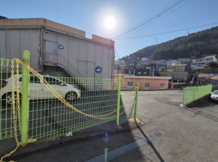 본건 1.목록 중 주차장 전경