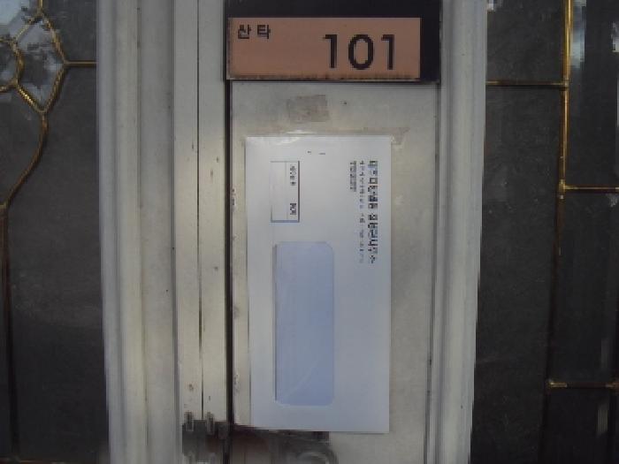 소재지6(이어도로 139, 시동호) 제시건물 1층 출입문 안내문 부착 사진