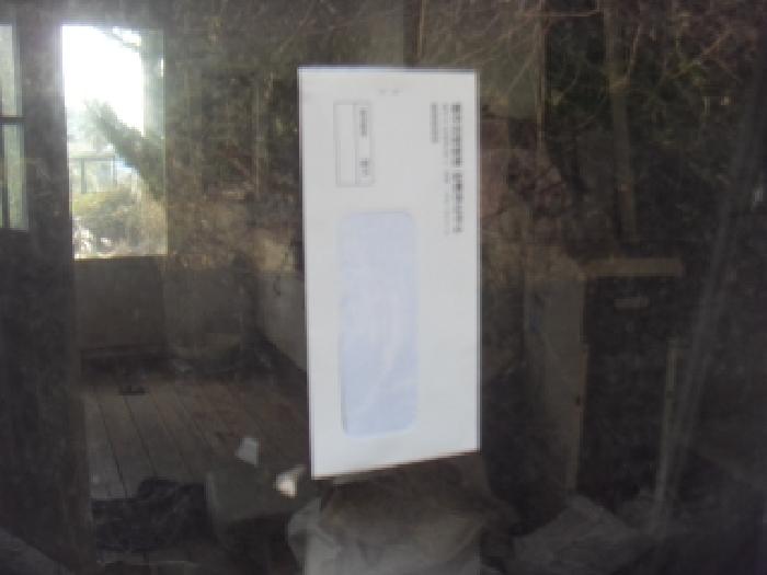 소재지5(이어도로 139, 비동호) 제시건물 1층 출입문 안내문 부착 사진 