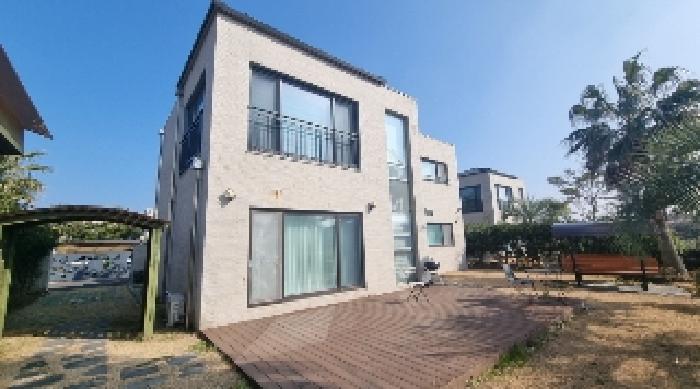 소재지2(조함해안로 142-27 카할라 지동호) 건물 전경