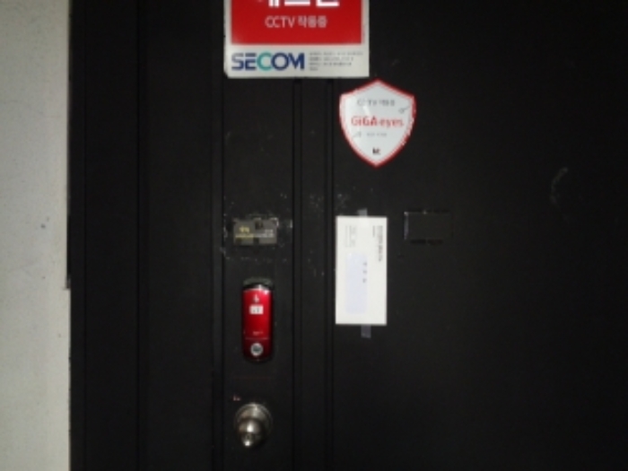 - 소재지 2(광양2길 14) 제시 건물 2층 출입문 안내문 부착 