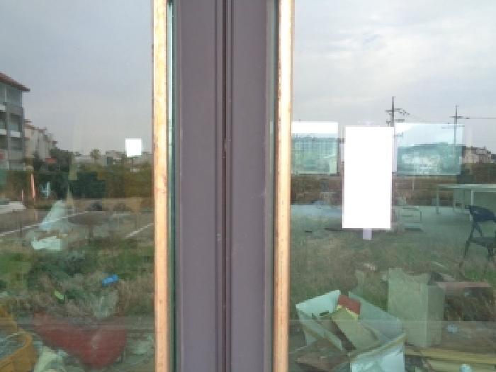 - 소재지 2(도리중길 56) 제시 건물 1층 출입문 안내문 부착