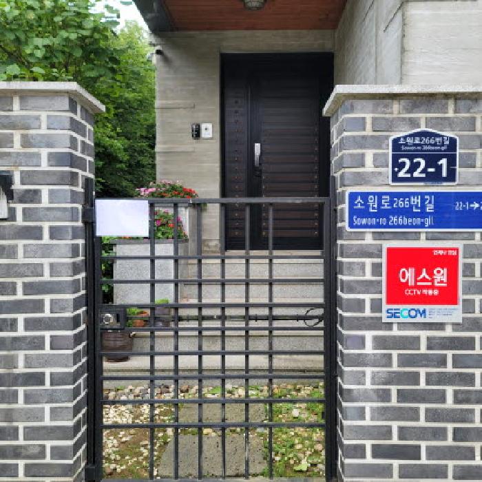 현관 출입구 전경(안내문 부착)
