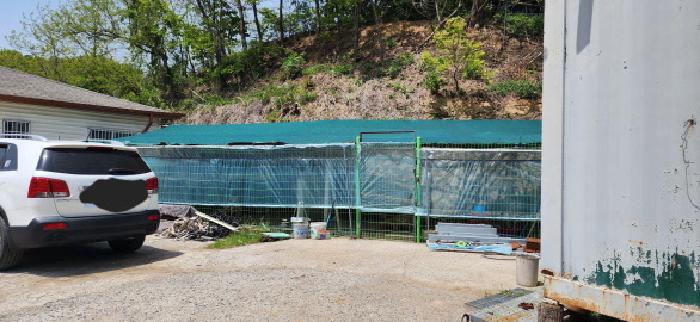 제시외 견사2. 전면 및 그 위쪽에 위치한 목록1.