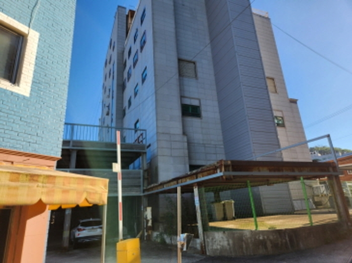 목록 5~13 건물 좌측 측면 전경