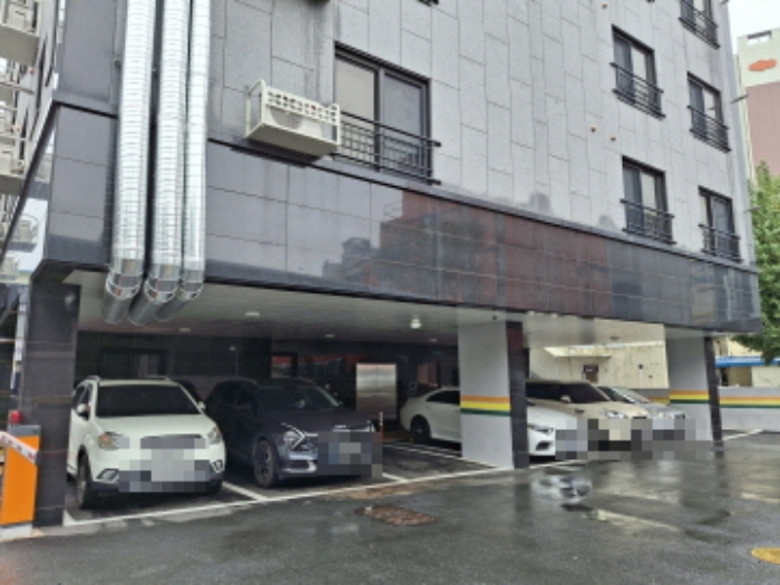 건물 우측 모습