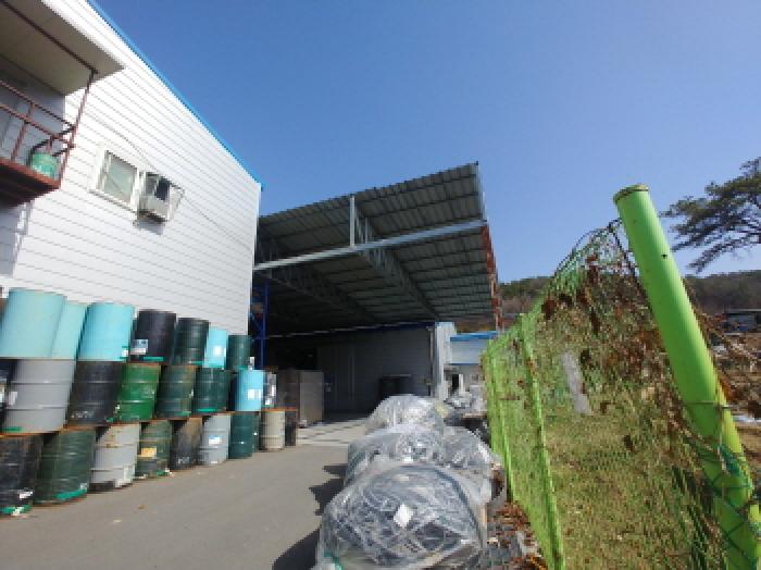 제시외 철골 등 창고 시설물 모습1